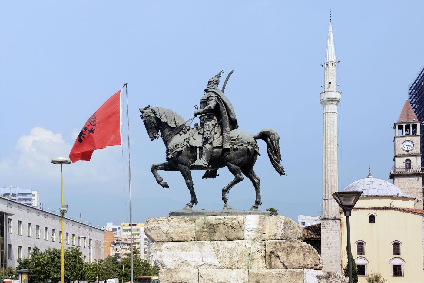 Tirana Skanderbeg Staue (c) Marco Polo Reisen GmbH_Fotolia_Oleg Znamenskiy