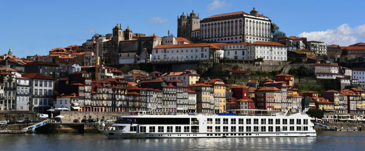 MS-Douro-Spirit-aussen-mit-Porto-scaled (c) GTA TOURISTIK