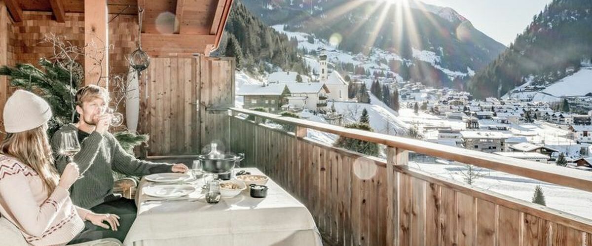 Winter Paar auf Terrasse © Hotel Lamm, Ehrenberger GmbH