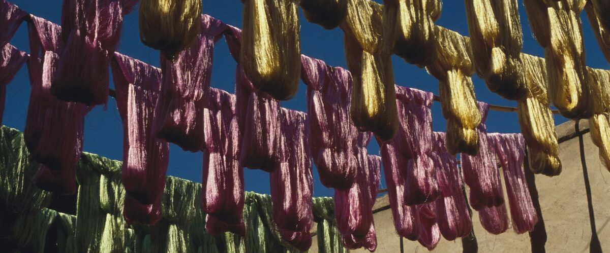gefärbte Wolle beim Trocknen_© Marokkanisches Fremdenverkehrsamt