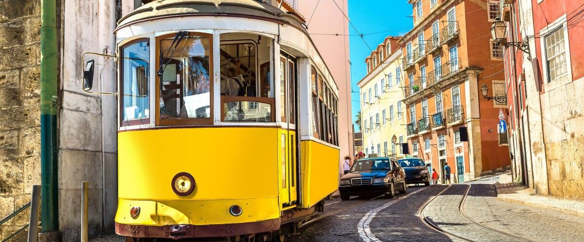 Lissabon-Tram_© S-F (shutterstock.de)_759830899 - Kopie