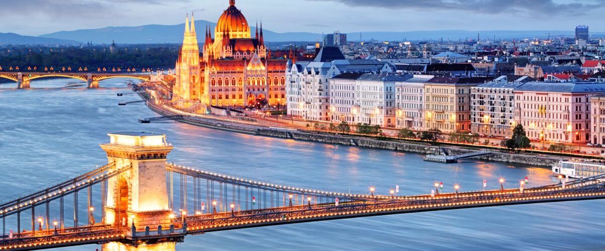 Budapest with chain bridge and parliament, Hungary (c) reiseweltTeiserHueterGmbH