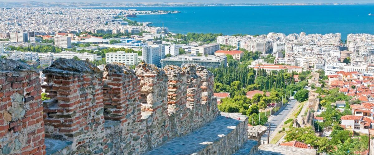 Alte-Stadtmauer-über-Thessaloniki-_GettyImages-184344385_Kemter