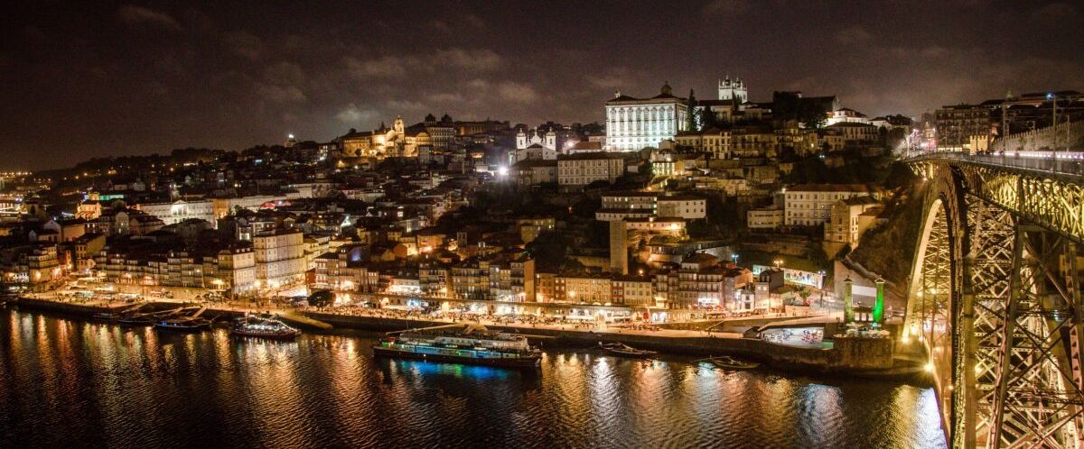 Porto-bei-Nacht-mit-Bruecke © GTA Touristik GmbH