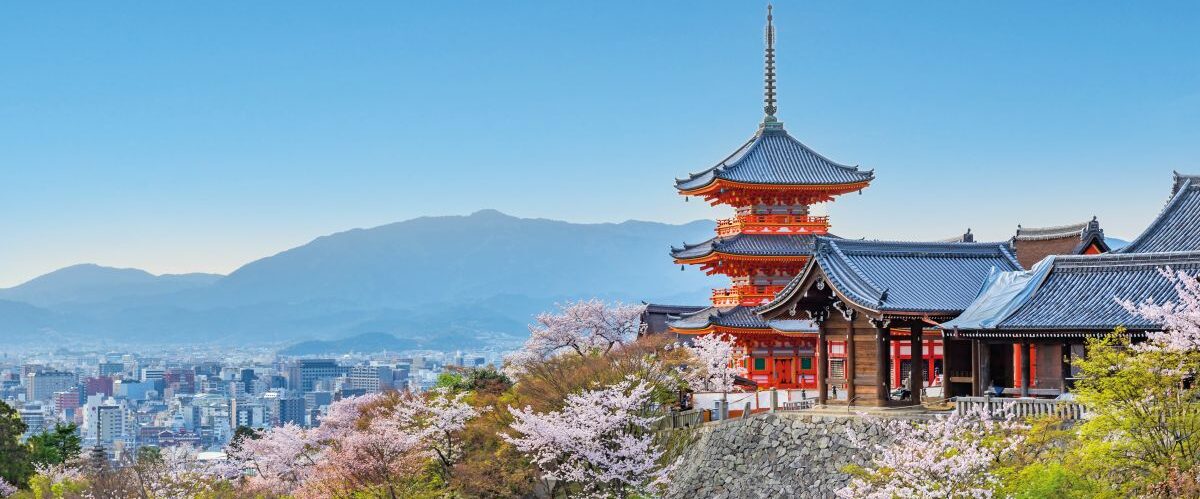 Kiyomizu dera temple in spring