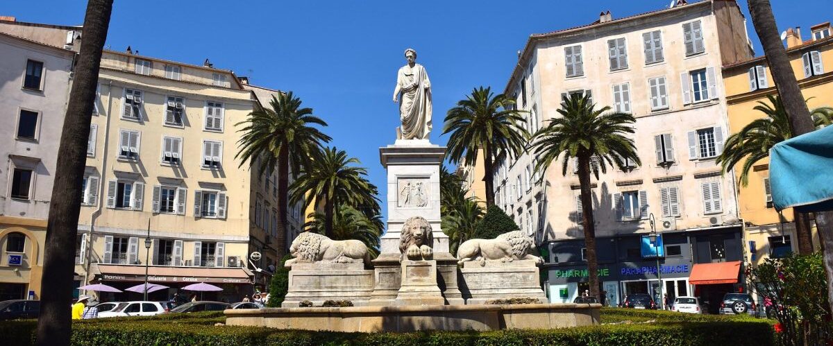 Das Monument à Napoléon Ier et ses frères ist ein Denkmal für Napoleon Bonaparte in Ajaccio, der Hauptstadt der Insel Korsika.