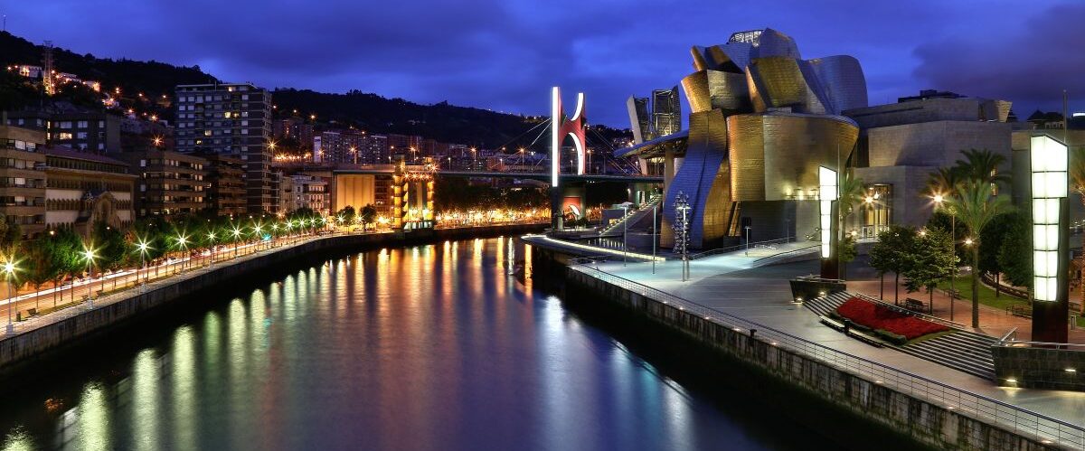 Blick auf das Guggenheim Museum bei Nacht