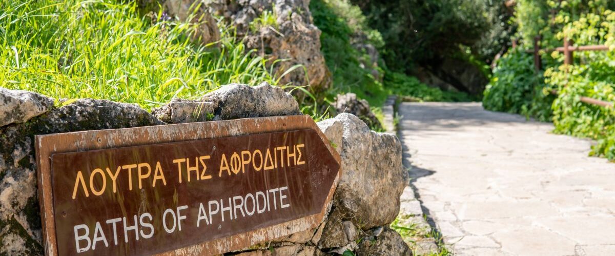 Zypern Hinweisschild "Bath of Aphrodite"