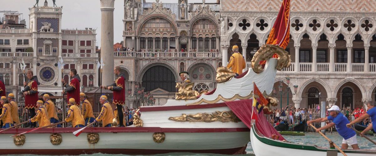 Venezia. Battello della Regata Storica sfila sullo sfondo di Pia