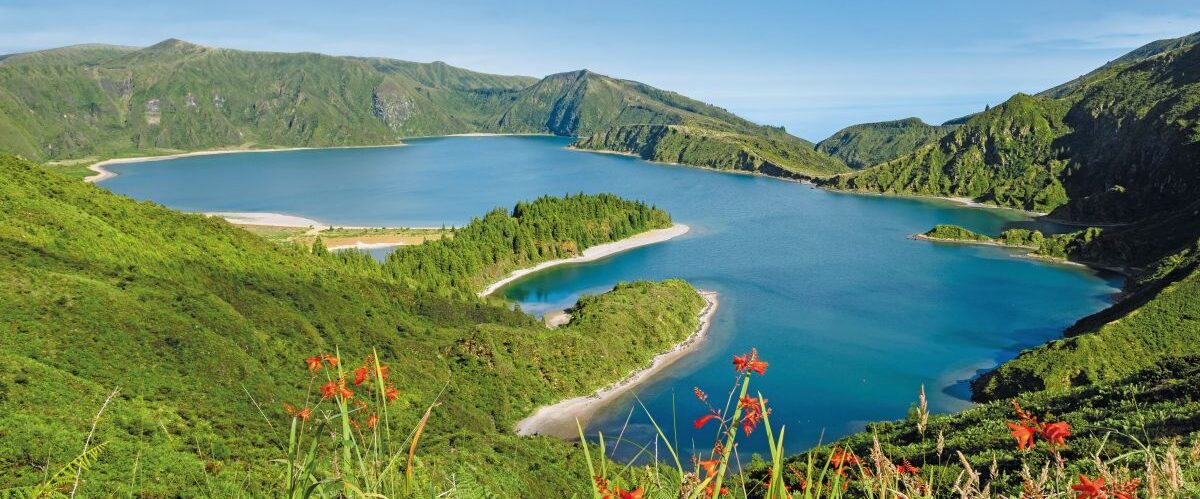 Blick auf den Lagoa do Fogo vom Pico da Barrosa_shutterstock_1226041447_Luca Quadrio