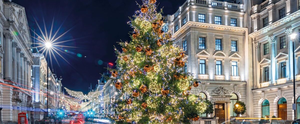 Festlicher geschmückter Weihnachtsbaum im Zentrum von London mi