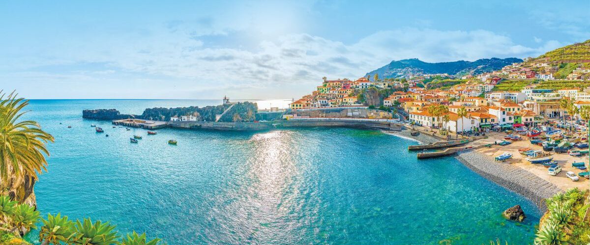 Hafen des Fischerdorfs Câmara de Lobos_shutterstock_1115016398_Serenity-H