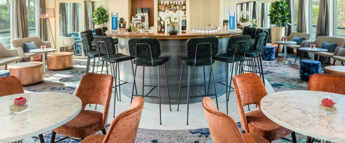 Panorama-Salon_mit_Bar