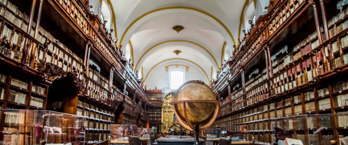 Palafoxiana,Library,Of,Puebla,Mexico,,Old,With,Wooden,Furniture,And