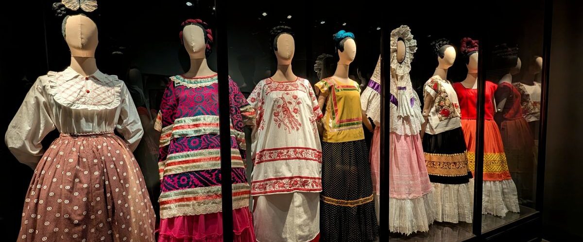 Traditional,An,Non-traditional,Tehuana,Dresses,Worn,By,Frida,Kahlo