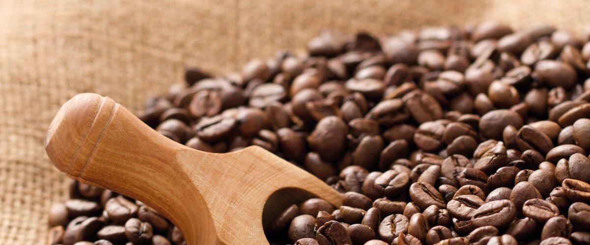 Geröstete Kaffeebohnen auf Jutesack
