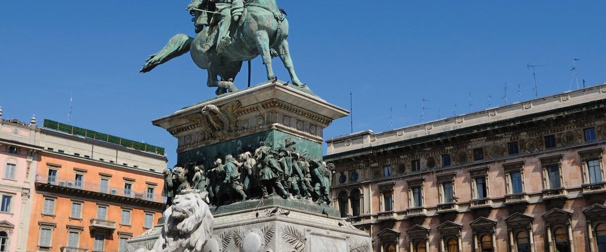 Monumento di Vittorio Emanuele II in piazza Duomo a MIlano